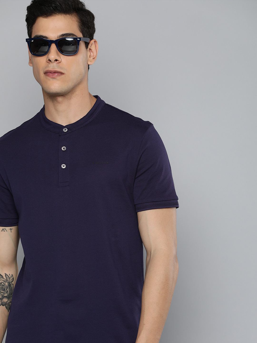 

Levis Men Navy Blue Solid Henley Neck Pure Cotton Casual T-shirt