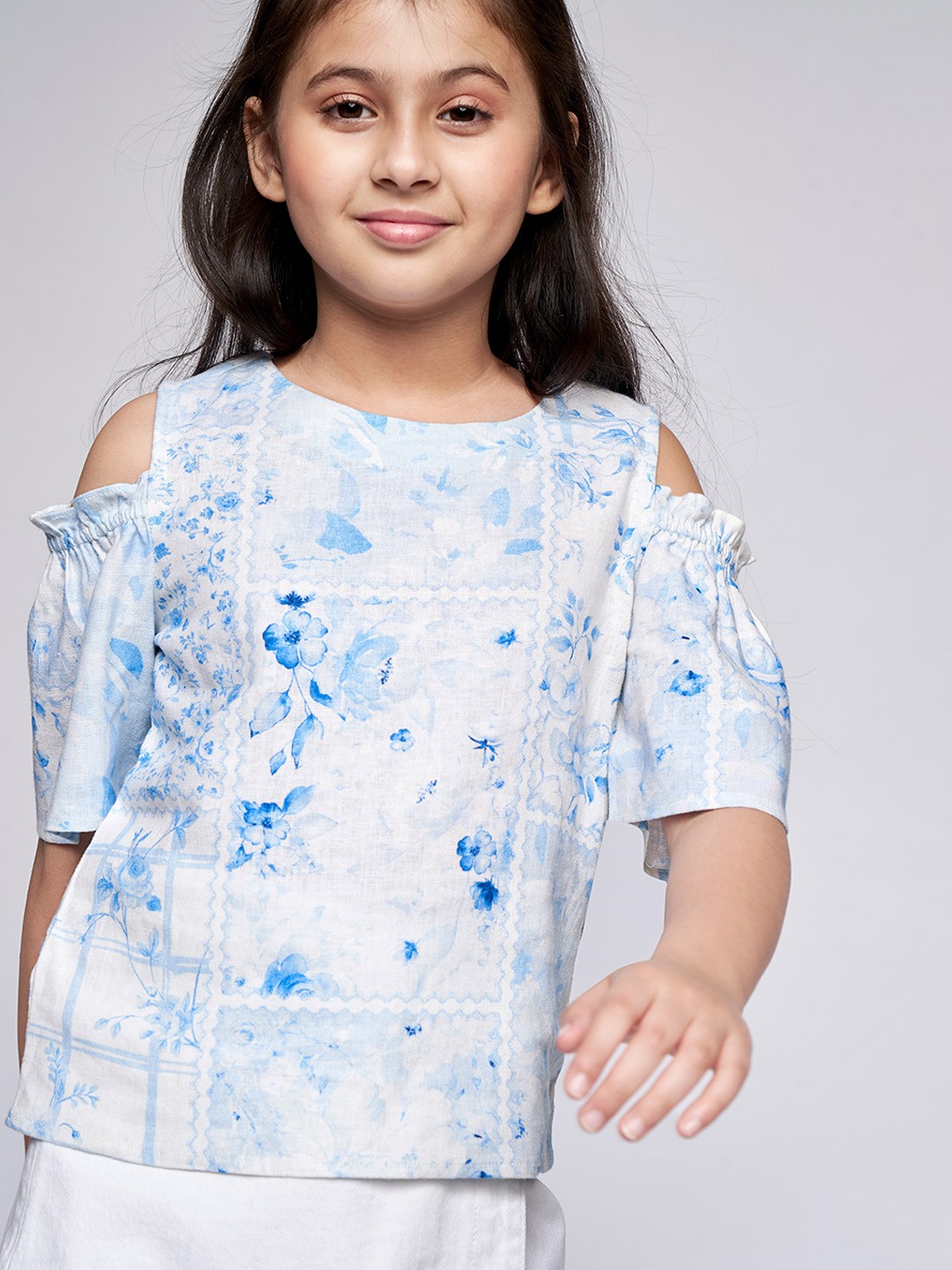 

AND Girls Blue & White Floral Print Round Neck Cold-Shoulder Sleeves Linen Blend Top
