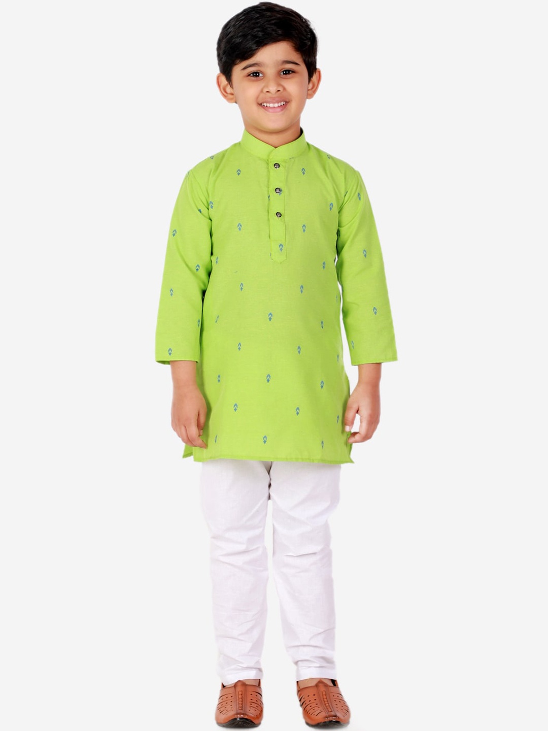 

Pro-Ethic STYLE DEVELOPER Boys Green Ethnic Motifs Embroidered Pleated Pure Cotton Kurta with Pyjamas