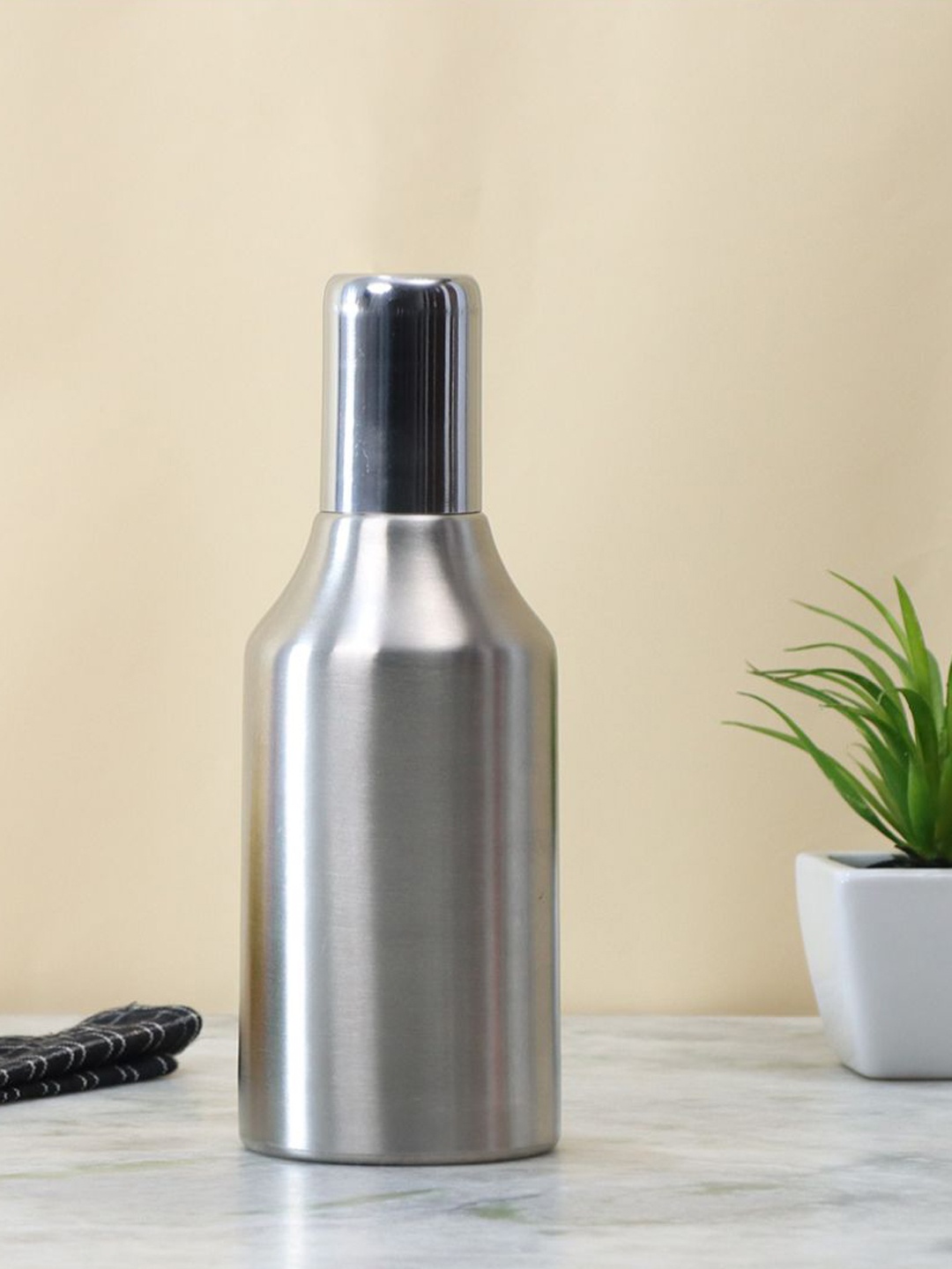 

Wonderchef Silver Toned Stainless Steel Oil Pourer -1 Litre