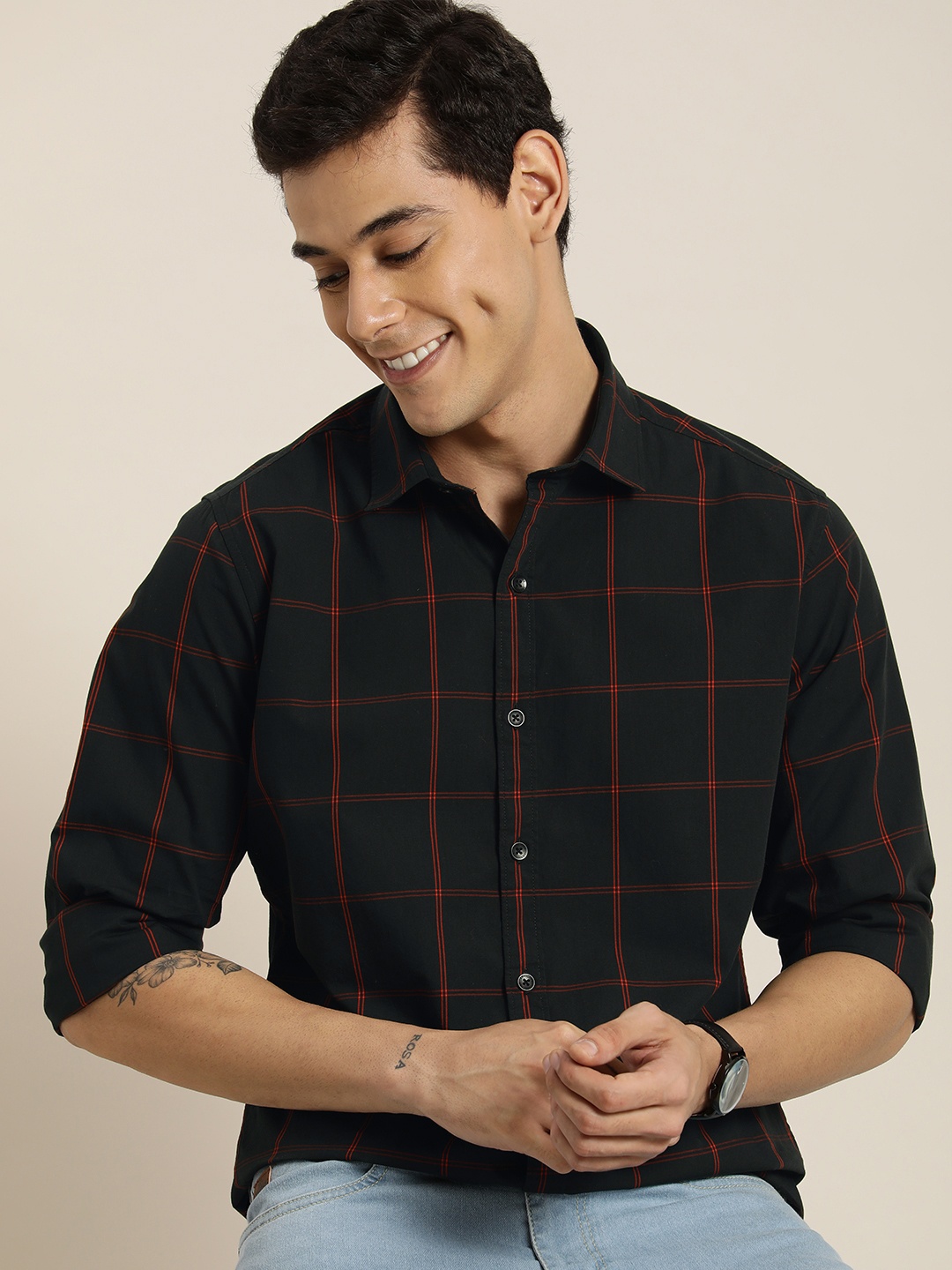 

INVICTUS Men Black And Red Slim Fit Windowpane Checked Pure Cotton Casual Shirt
