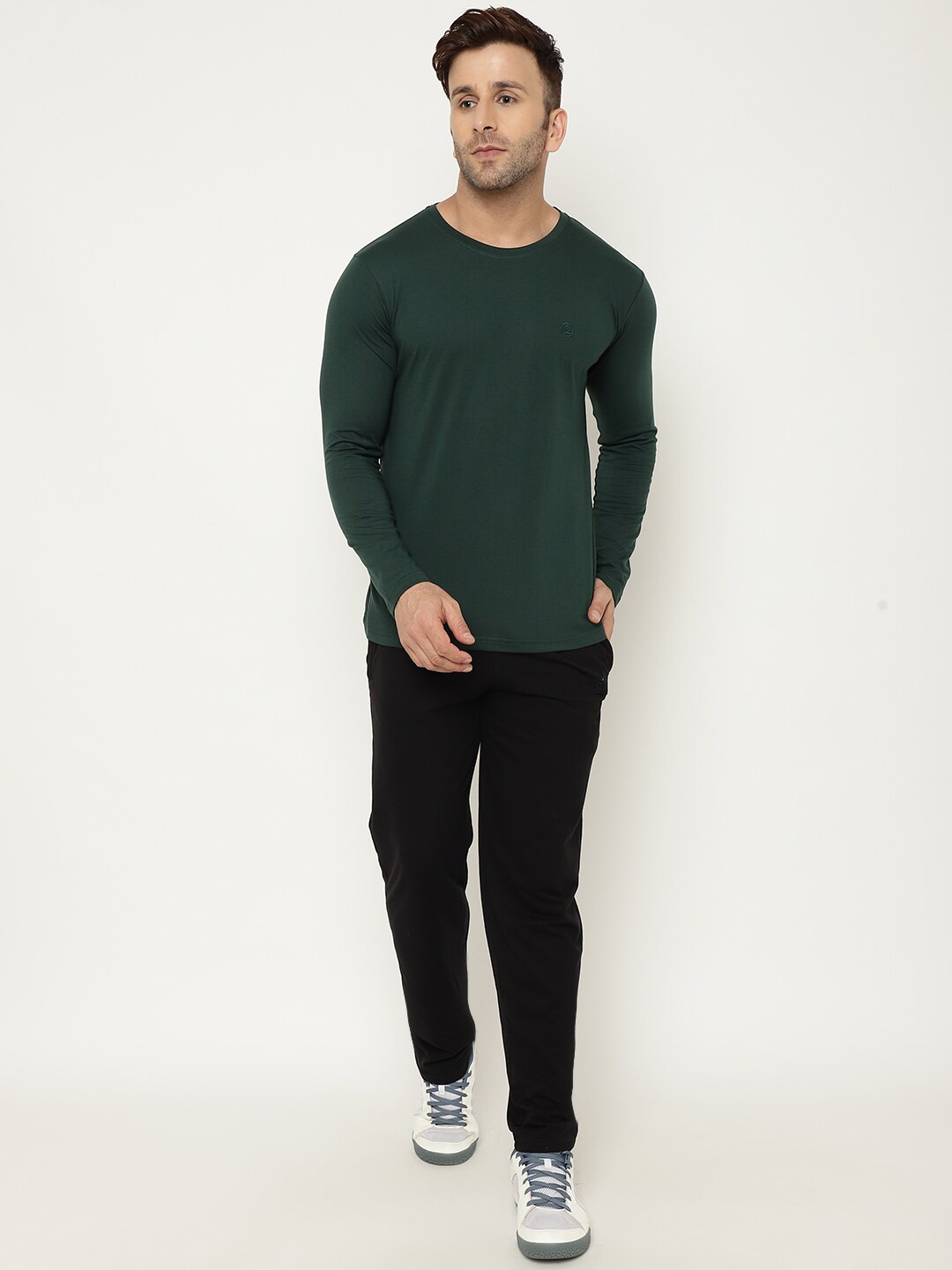 

Chkokko Men Green & Black Solid Tracksuit