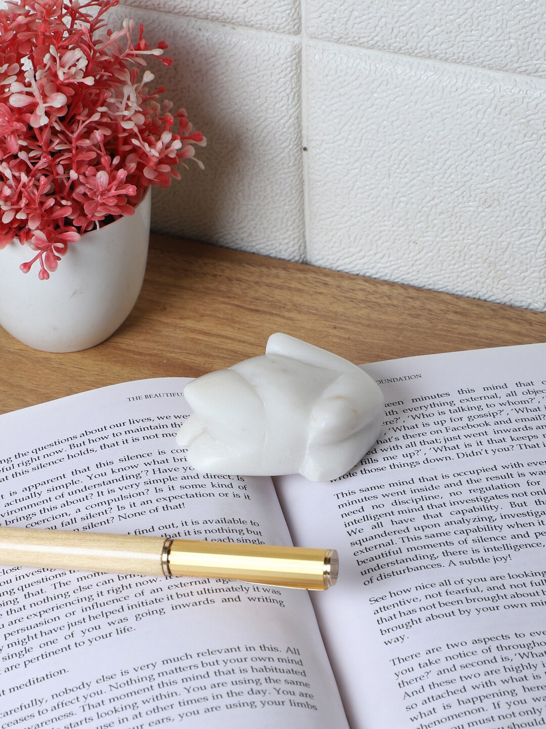 

NikkisPride White Frog Shaped Marble Paper Weight