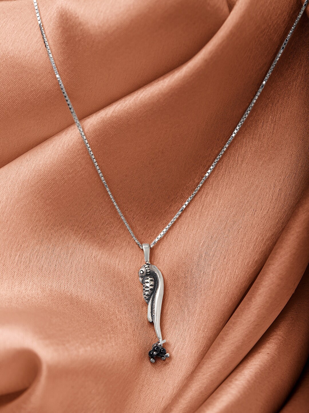 

GIVA 925 Sterling Silver Oxidised Parrot Pendant with Box Chain