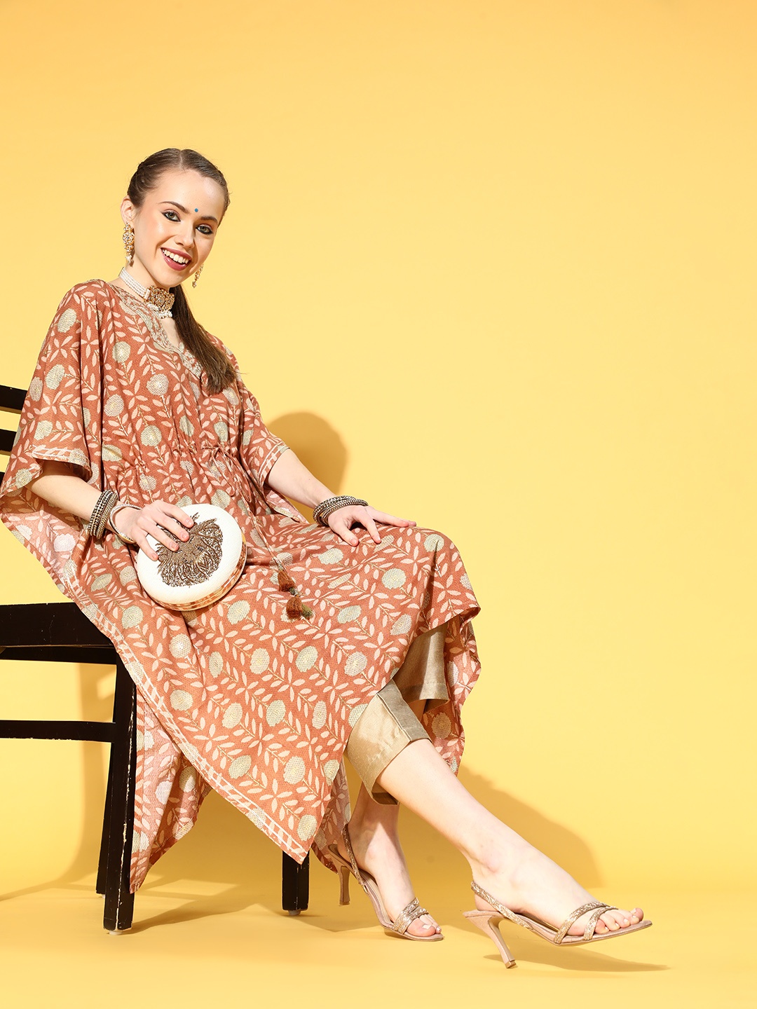 

Vbuyz Floral Art Silk Kaftan Kurta Set, Brown