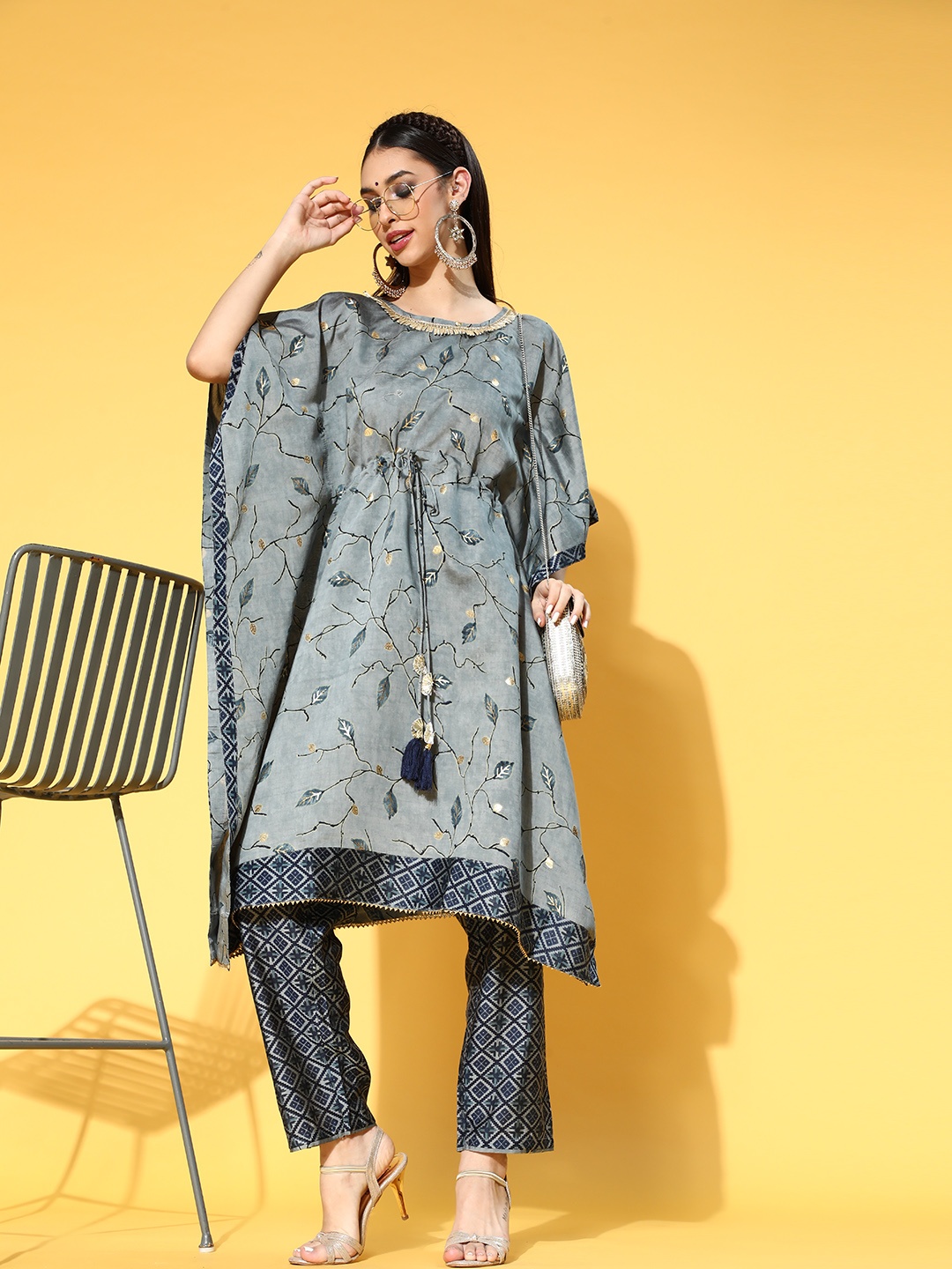 

Vbuyz Floral Art Silk Kaftan Kurta Set, Grey