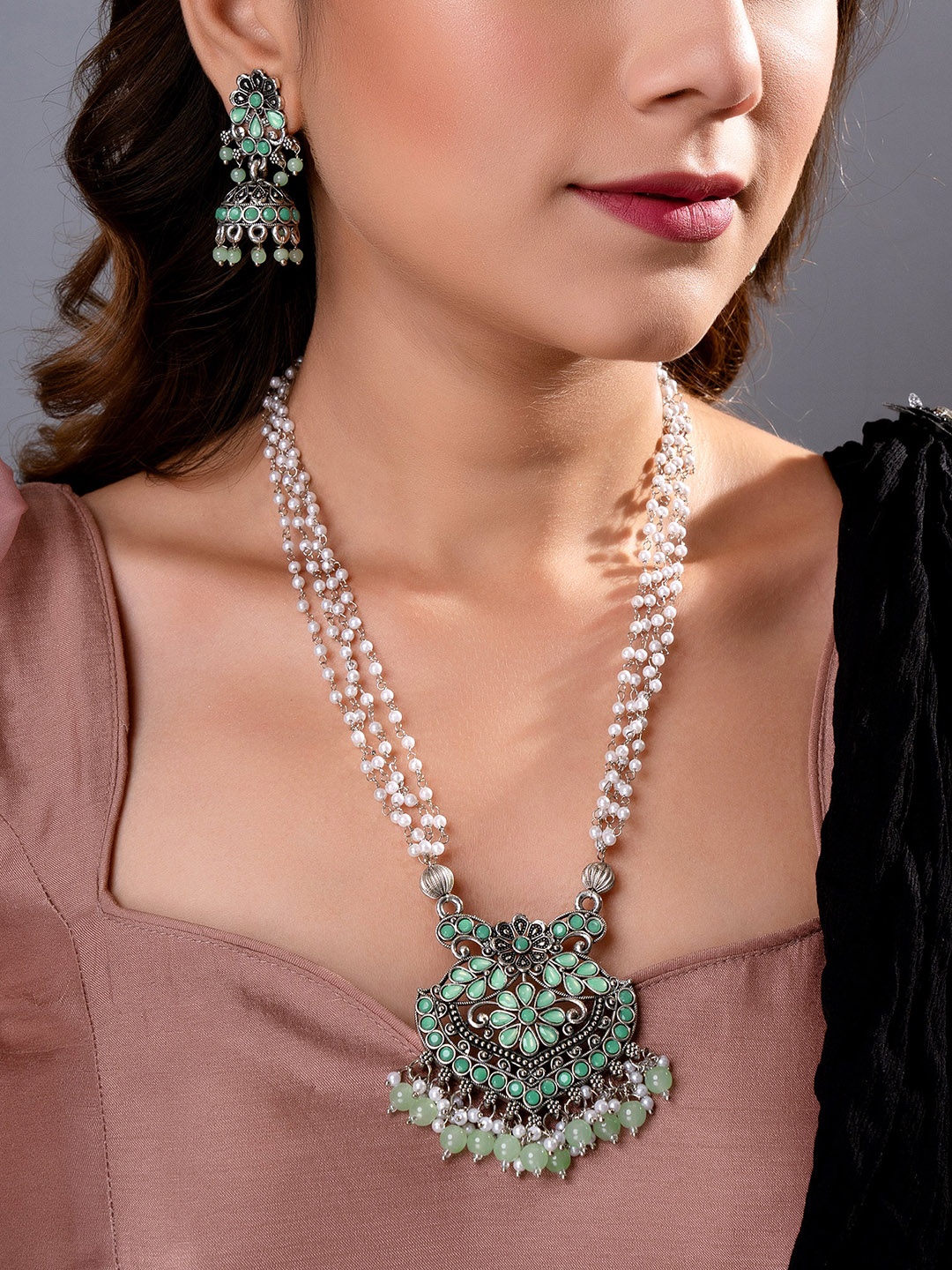 

aadita Silver Pearl-Studded & Beaded Jewelry Set