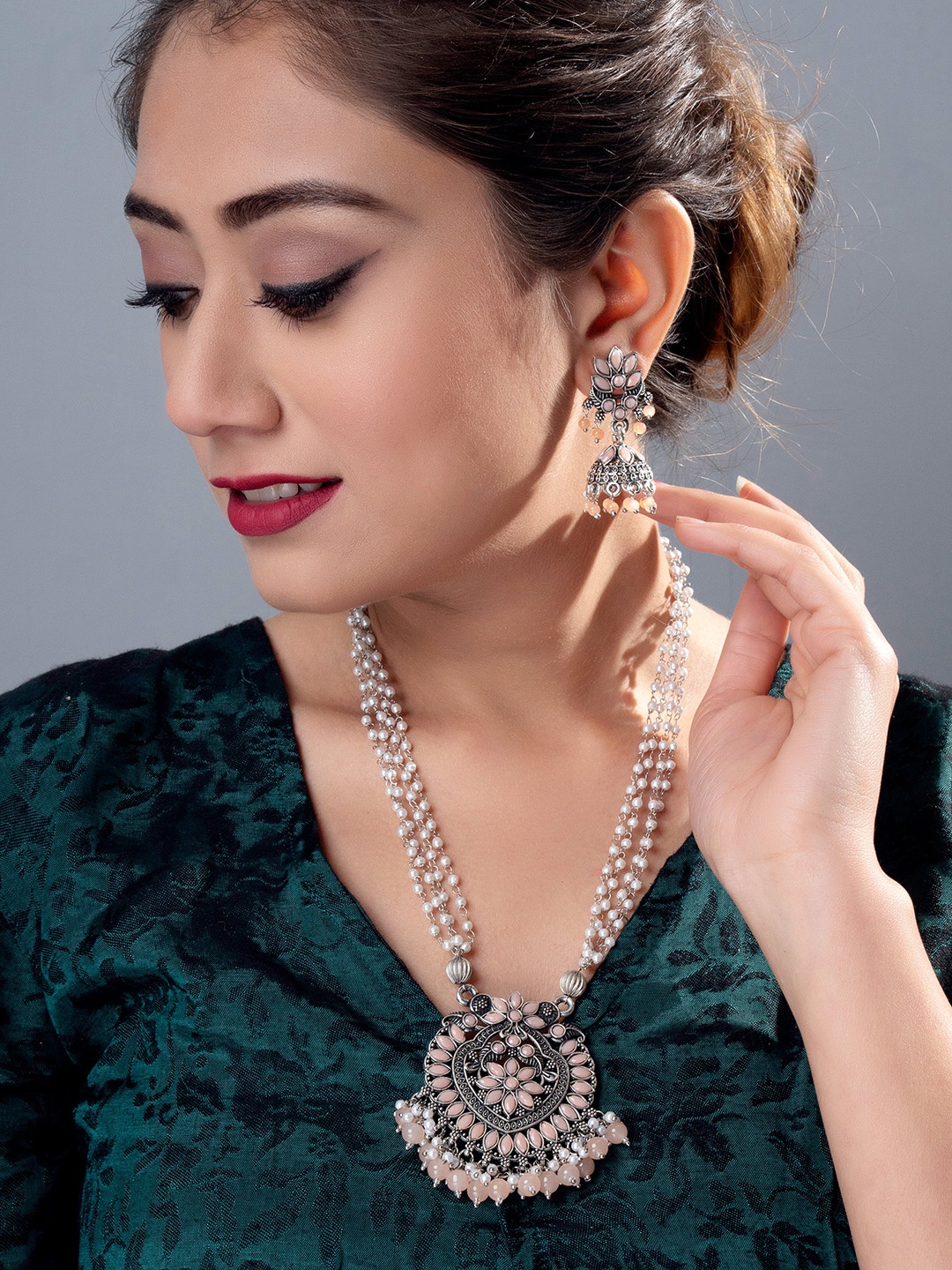 

aadita Silver-Plated Pink Pearl Beaded Jewellery Set