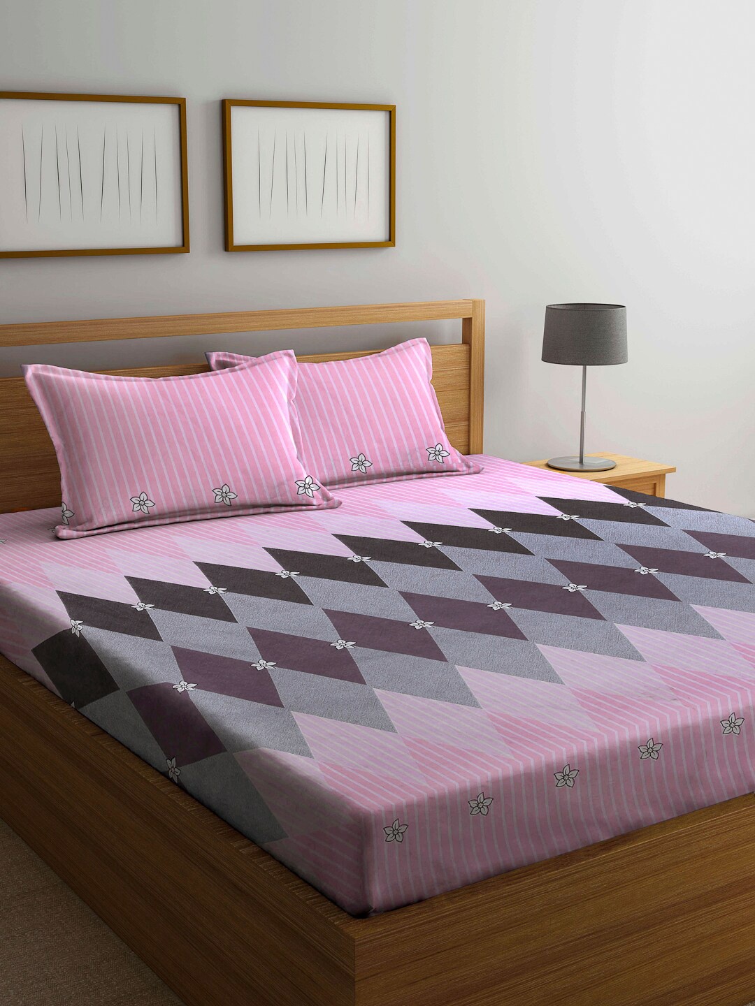 

KLOTTHE Pink Geometric 210 TC Queen Bedsheet with 2 Pillow Covers