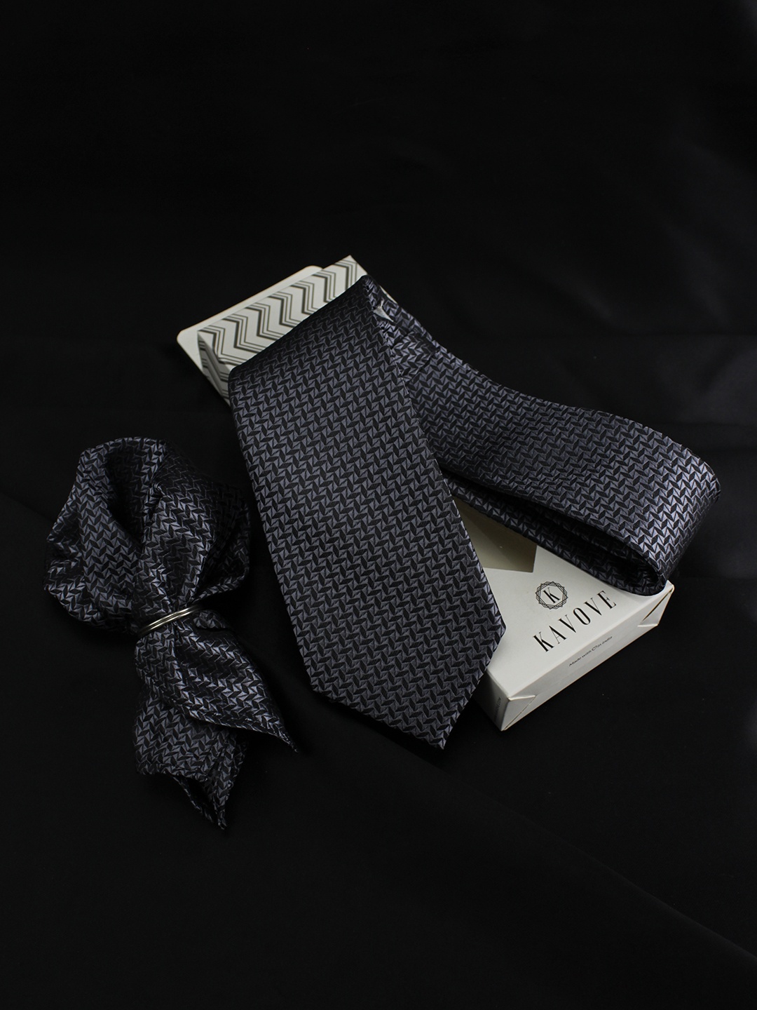 

KOVOVE Men Silver Toned Abstract Neck Tie & Pocket Square Accessory Gift Set