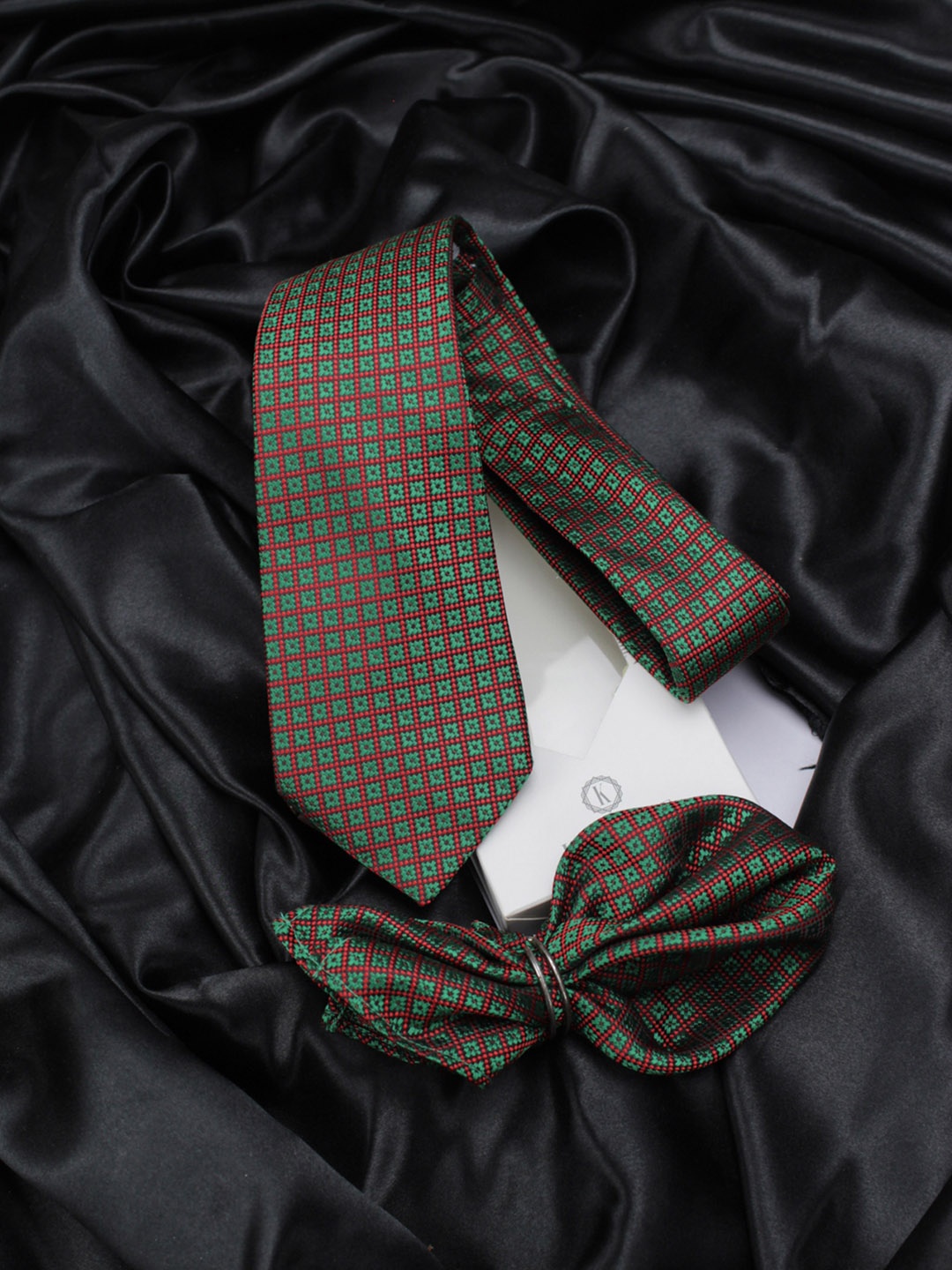 

KOVOVE Green Checkered Tie & Pocket Square Gift Set