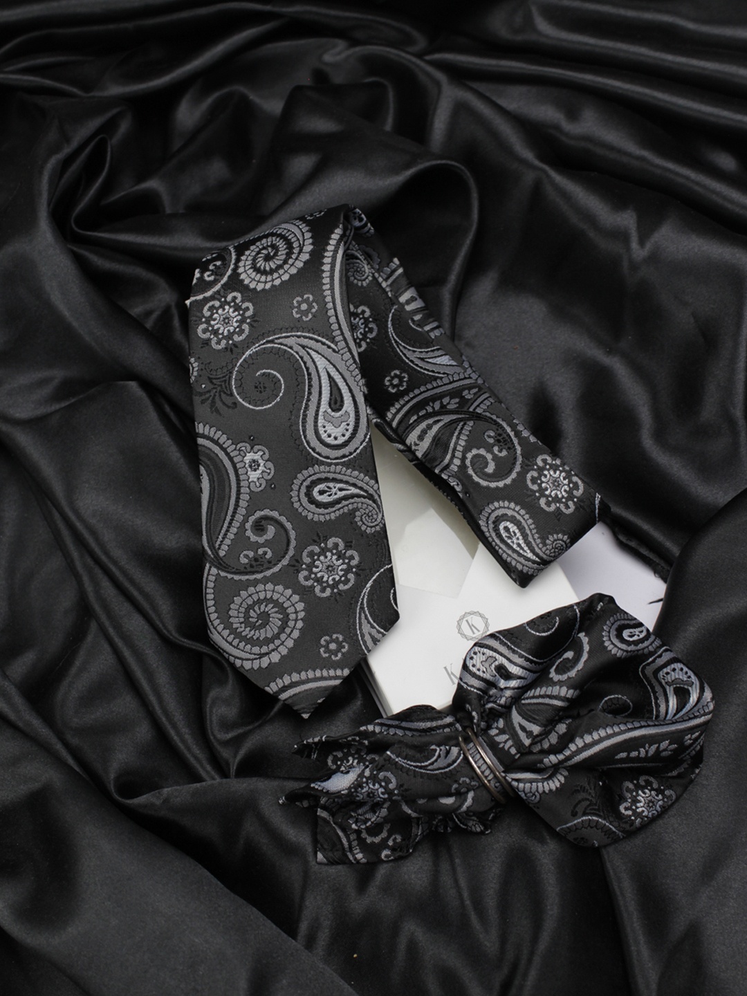 

KOVOVE Men Black Paisley Printed Accessory Gift Set