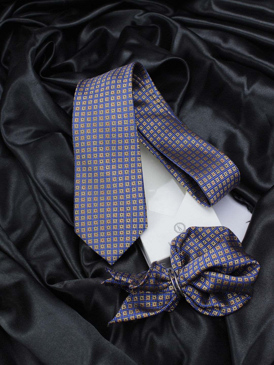 

KOVOVE Men Blue Polka Dot Printed Tie & Pocket Square