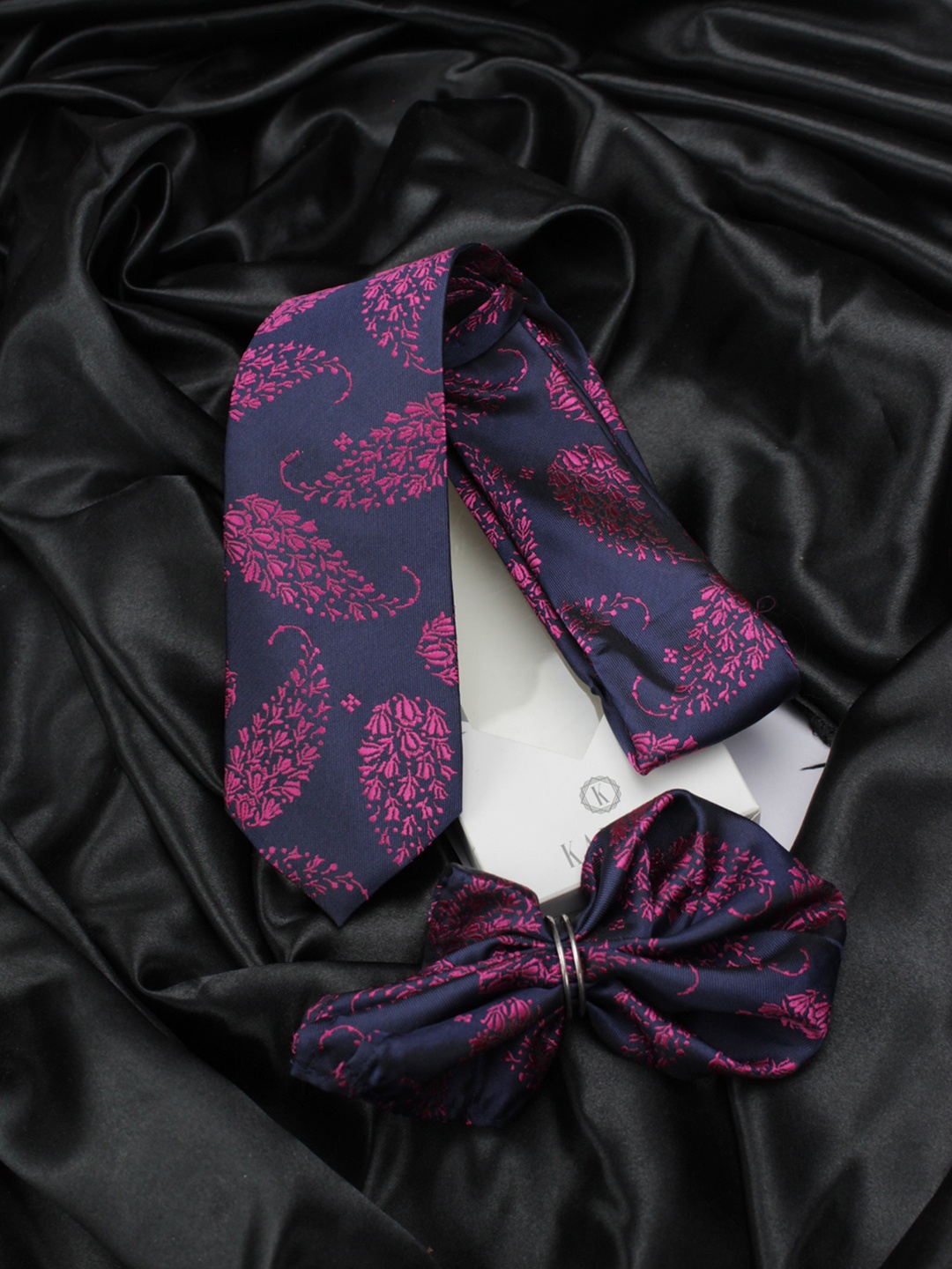 

Kovove Men Blue Floral Accessory Gift Set, Navy blue