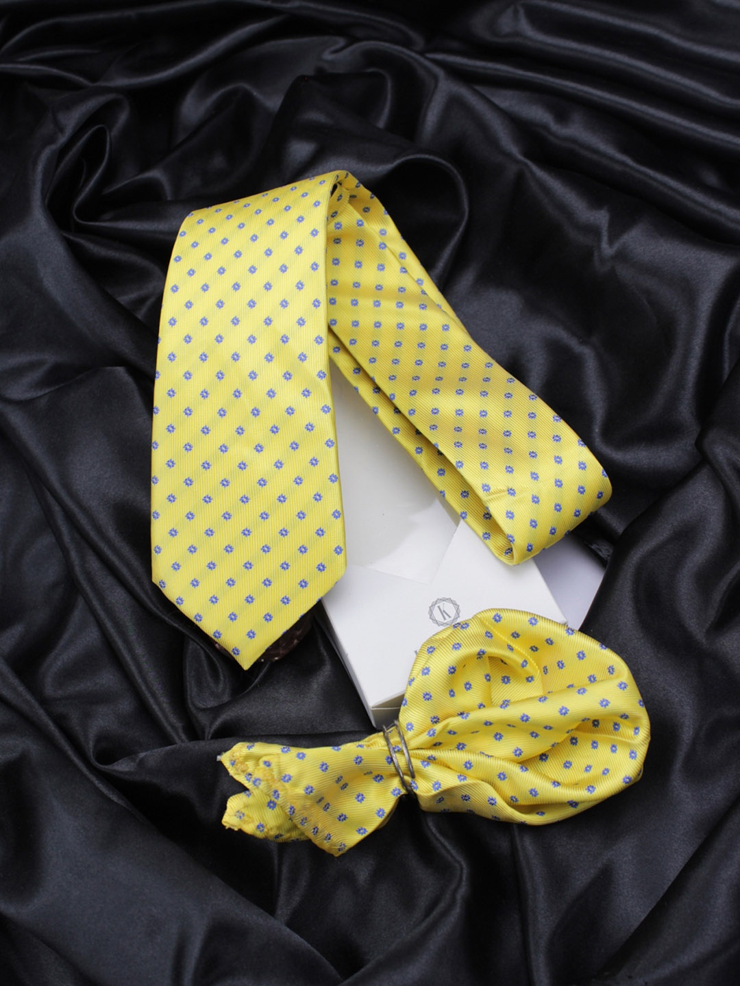 

KOVOVE Men Yellow & Blue Pack of 2 Printed Tie & Pocket Square Set