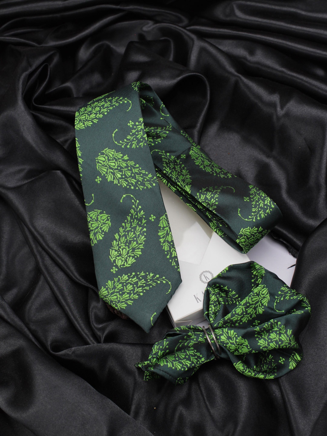 

KOVOVE Men Blue Polka Dot Printed Tie & Pocket Square, Green