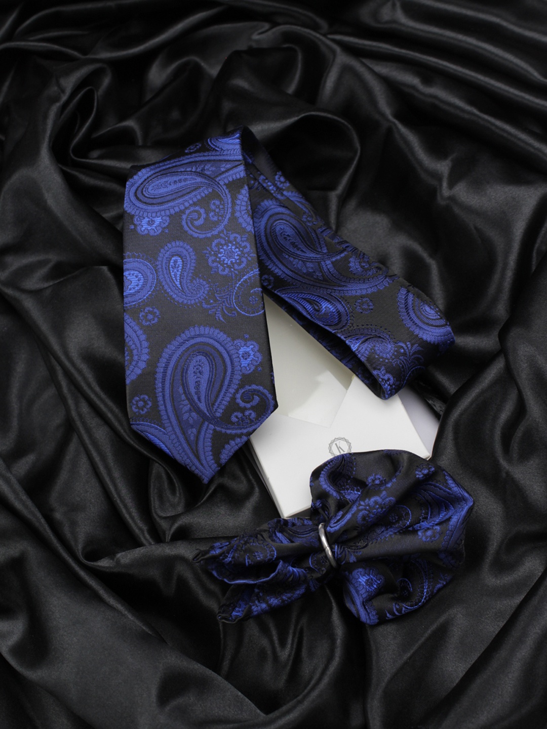 

KOVOVE Men Black & Blue Paisley Neck Tie & Pocket Square Gift Set