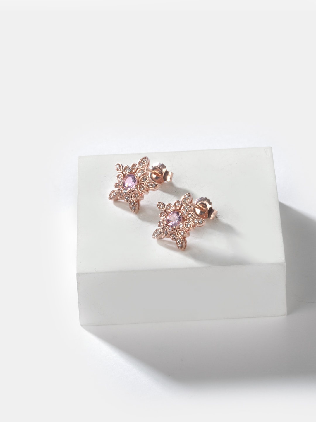 

SHAYA Rose Gold Star Shaped Studs Earrings