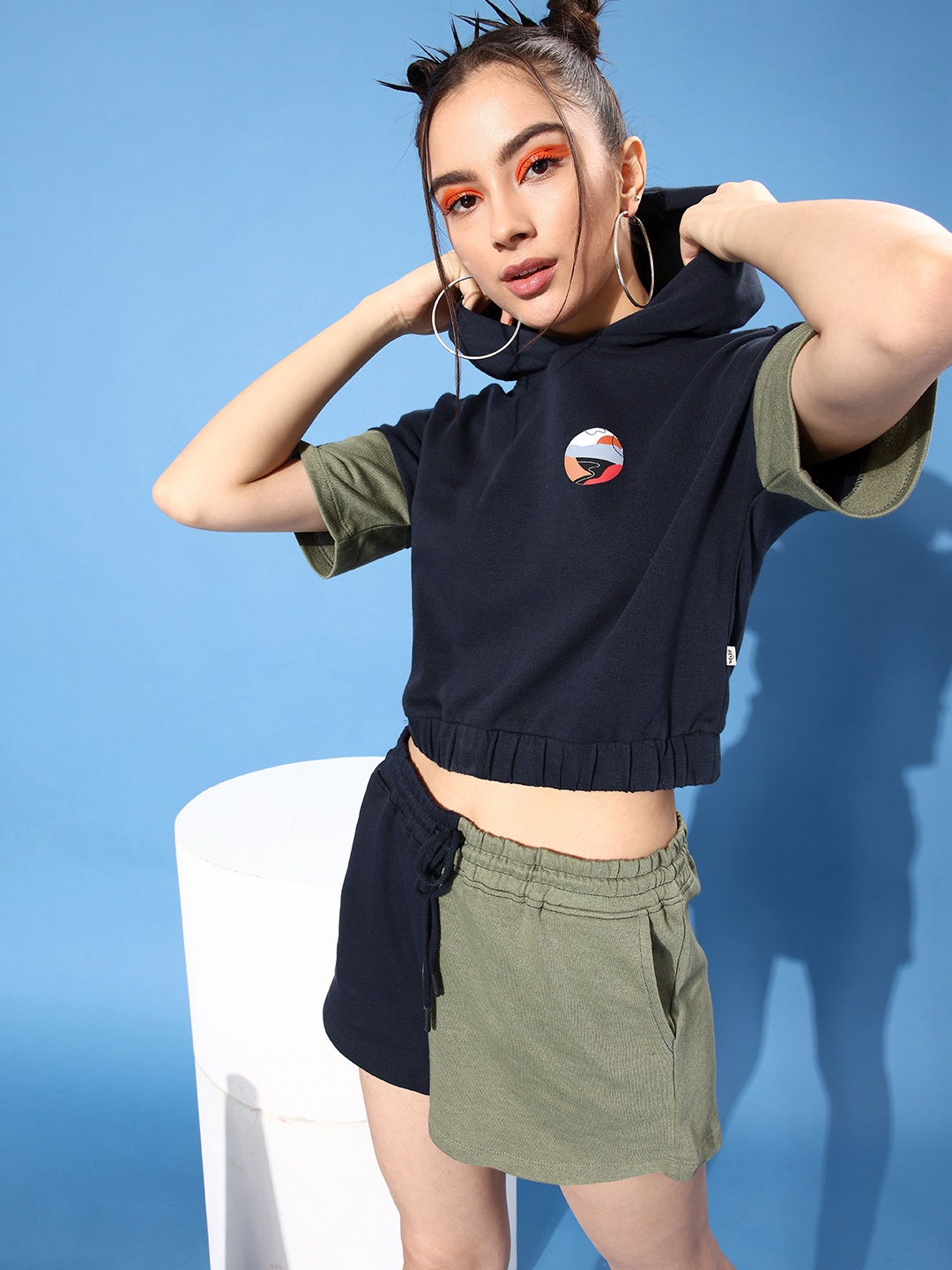 

Roadster Women Stunning Black Colourblocked T-Shirt with Shorts