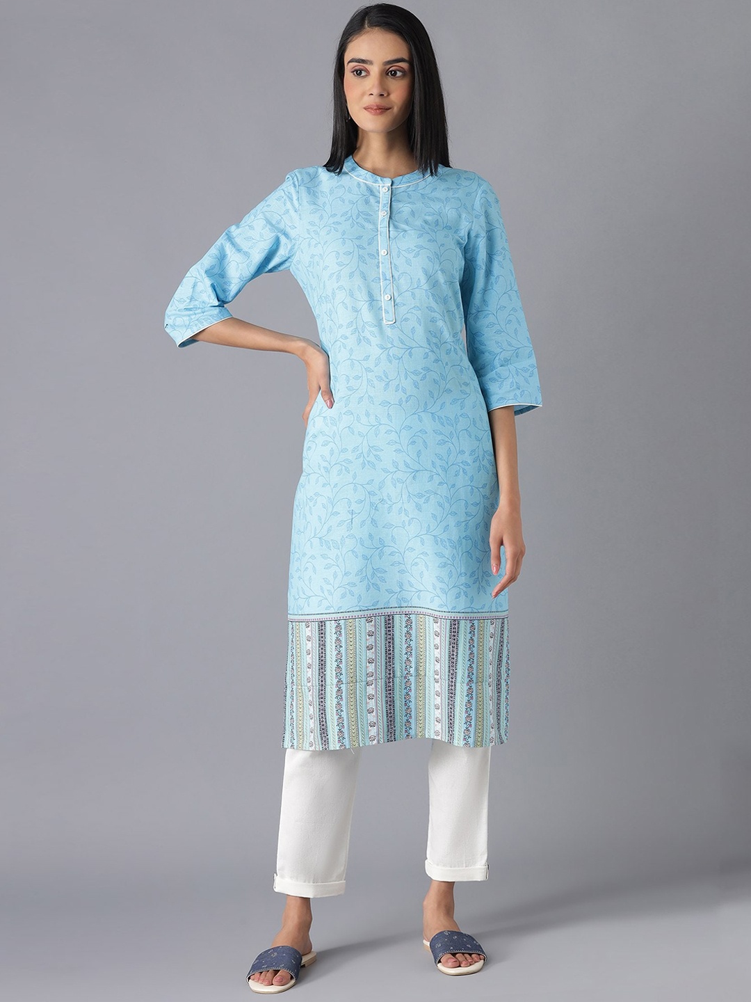 

AURELIA Women Blue & White Floral Printed Kurta with Trousers