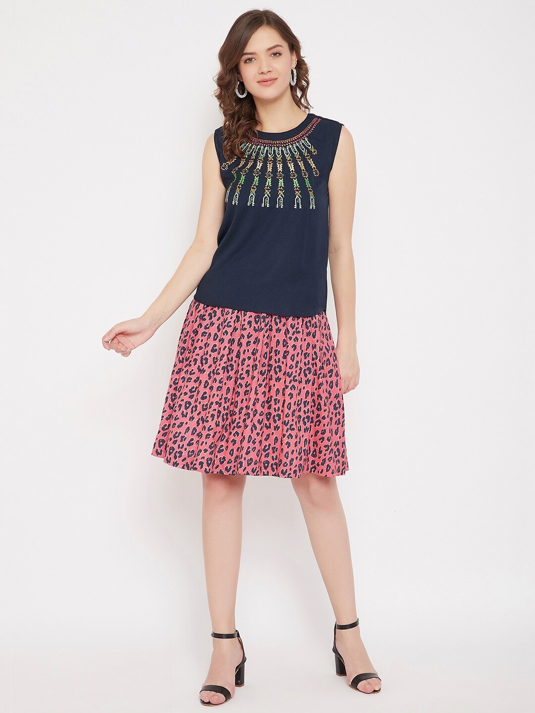 

Bitterlime Women Coral Pink & Navy Blue Printed Flared Knee Length Skirt