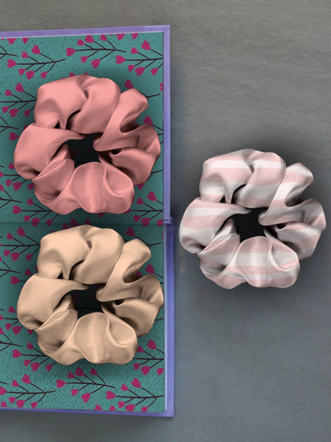 

Ferosh Women Multi-coloured Set of 3 Ponytail Holders
