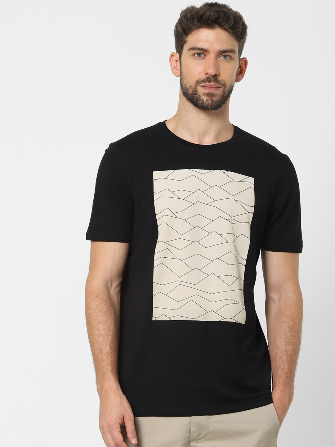

SELECTED Men Black & Cream Colourblocked T-shirt
