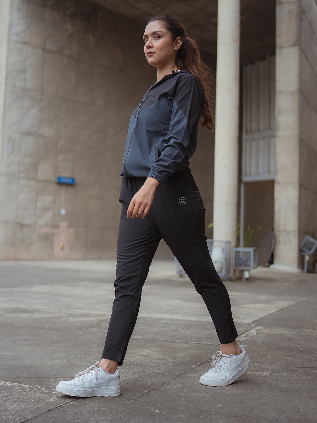 

Chkokko Women Grey & Black Colourblocked Tracksuit