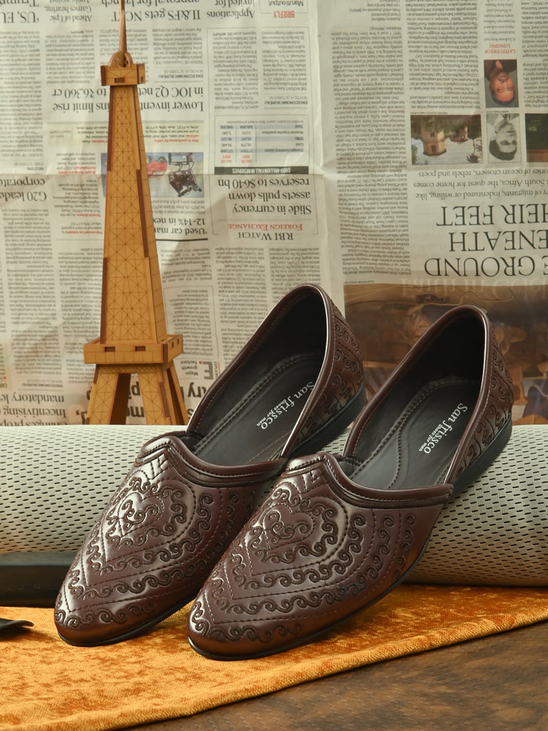 

San Frissco Men Maroon Textured Mojaris