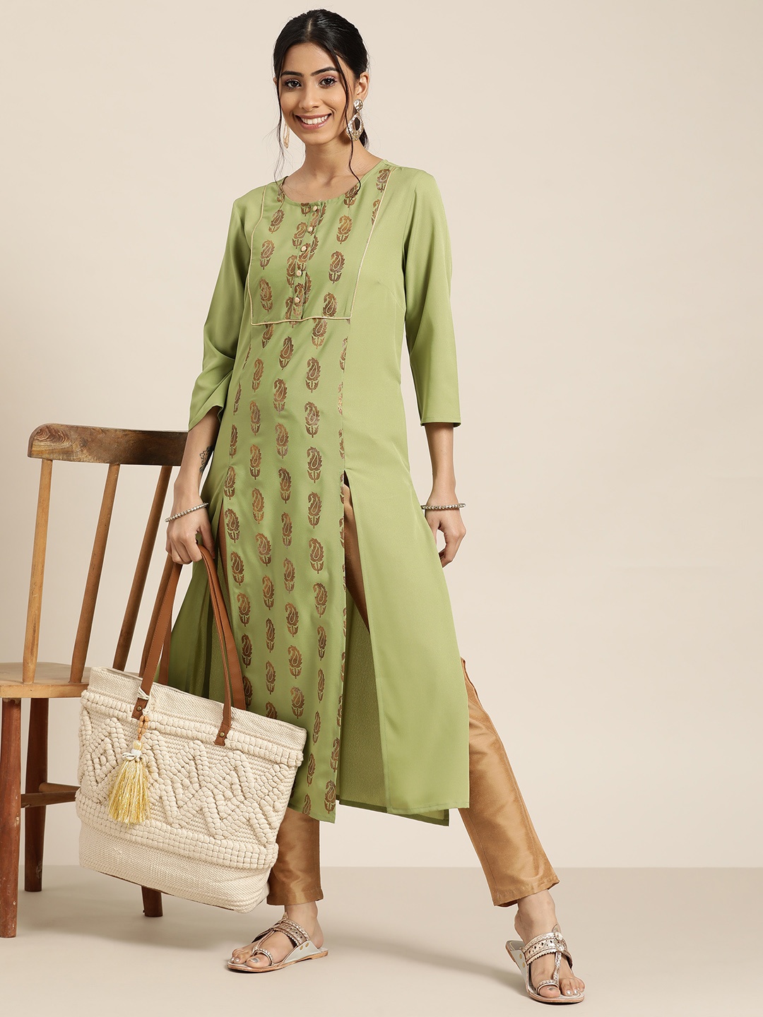 

Sangria Women Green & Golden Paisley Print High-Slit Panelled Straight Kurta