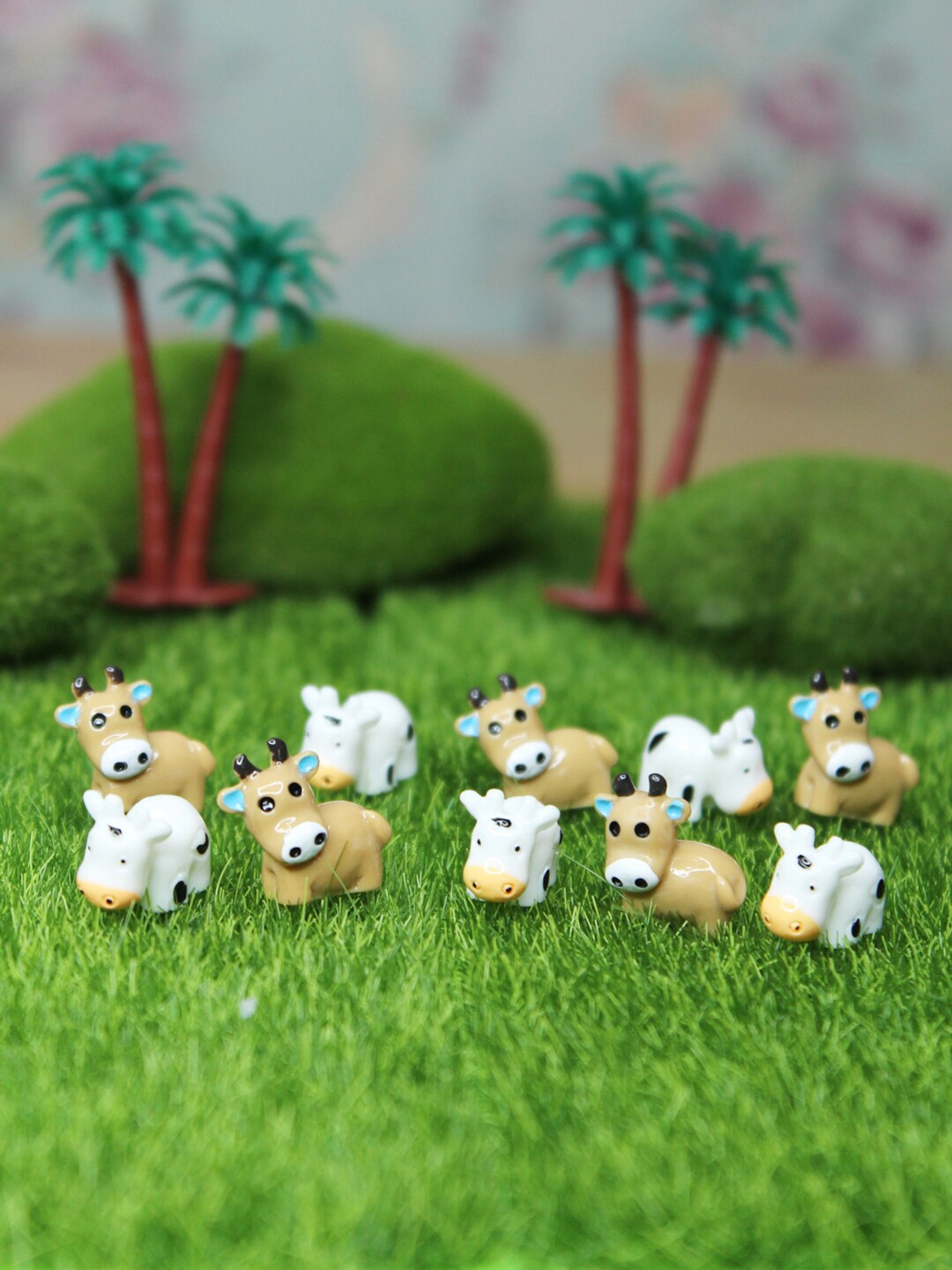 

Wonderland White & Brown Set of 10 Cow Miniature Garden Accessories