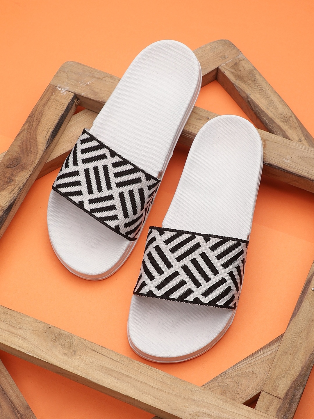 

Pampy Angel Men White & Black Printed Rubber Sliders