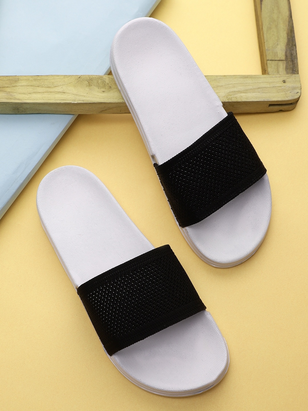 

Pampy Angel Men White & Black Solid Rubber Sliders