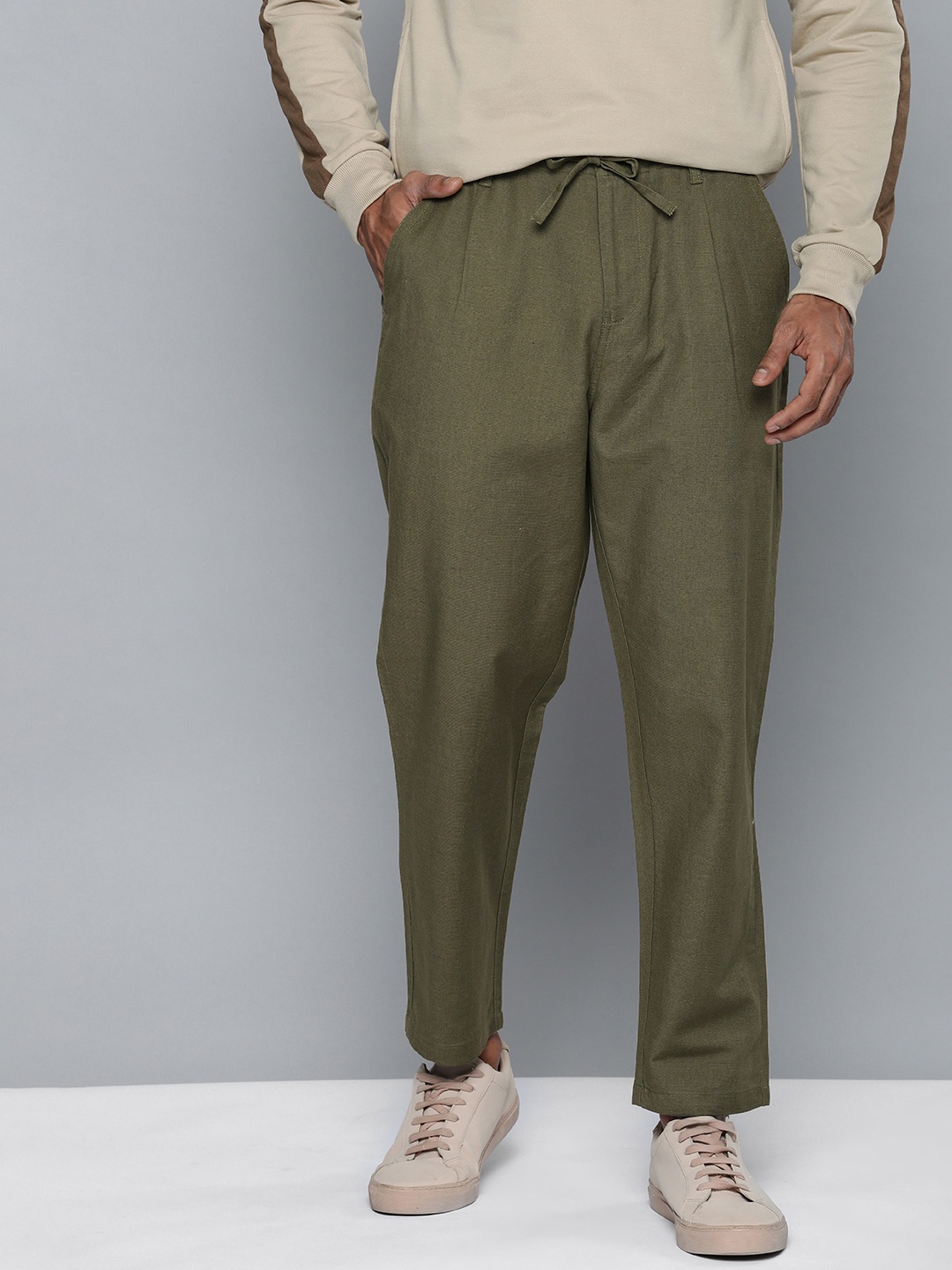 

ether Men Olive Green Solid Tapered Fit Pleated Trousers