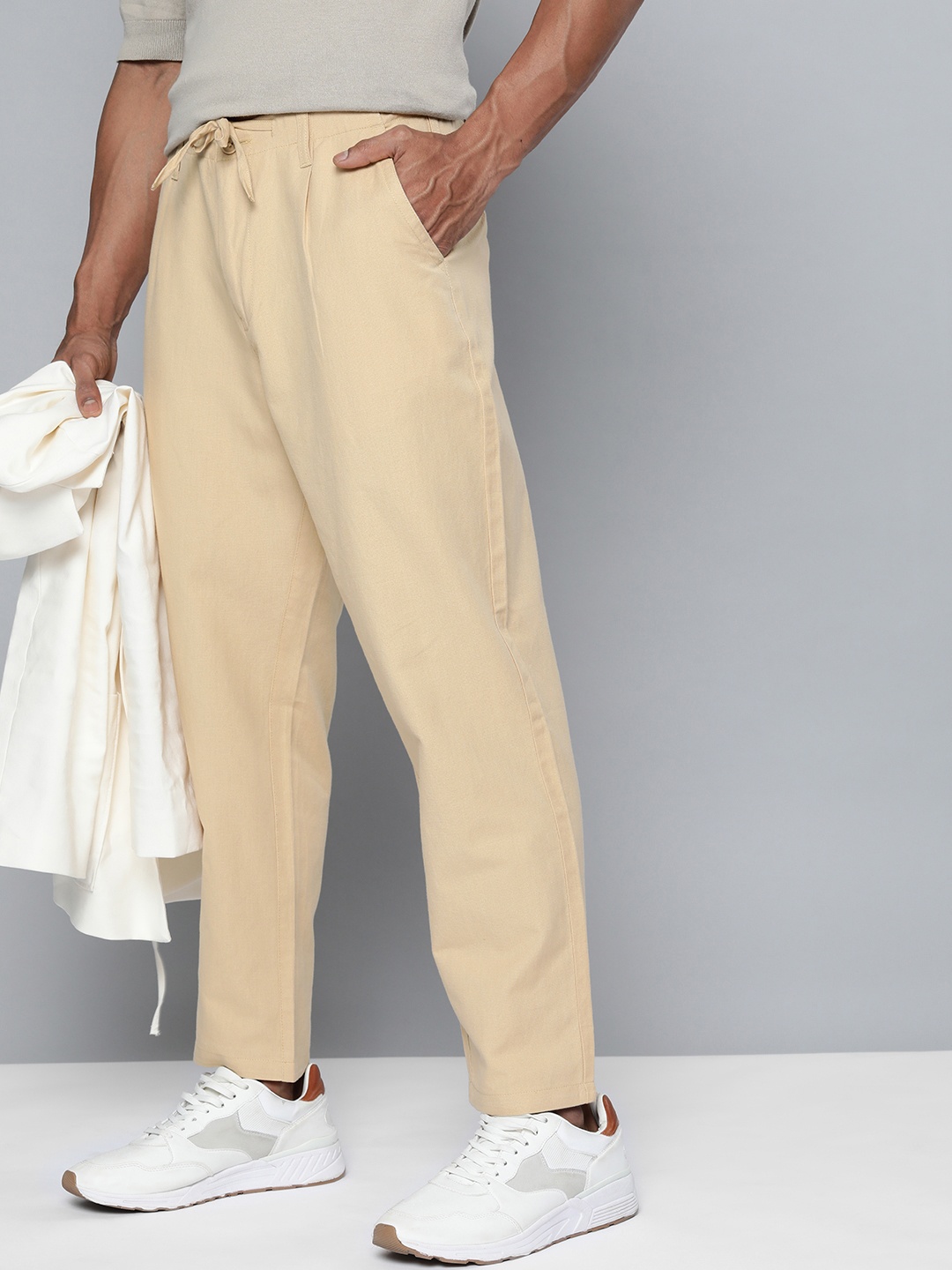 

ether Men Beige Solid Tapered Fit Pleated Trousers
