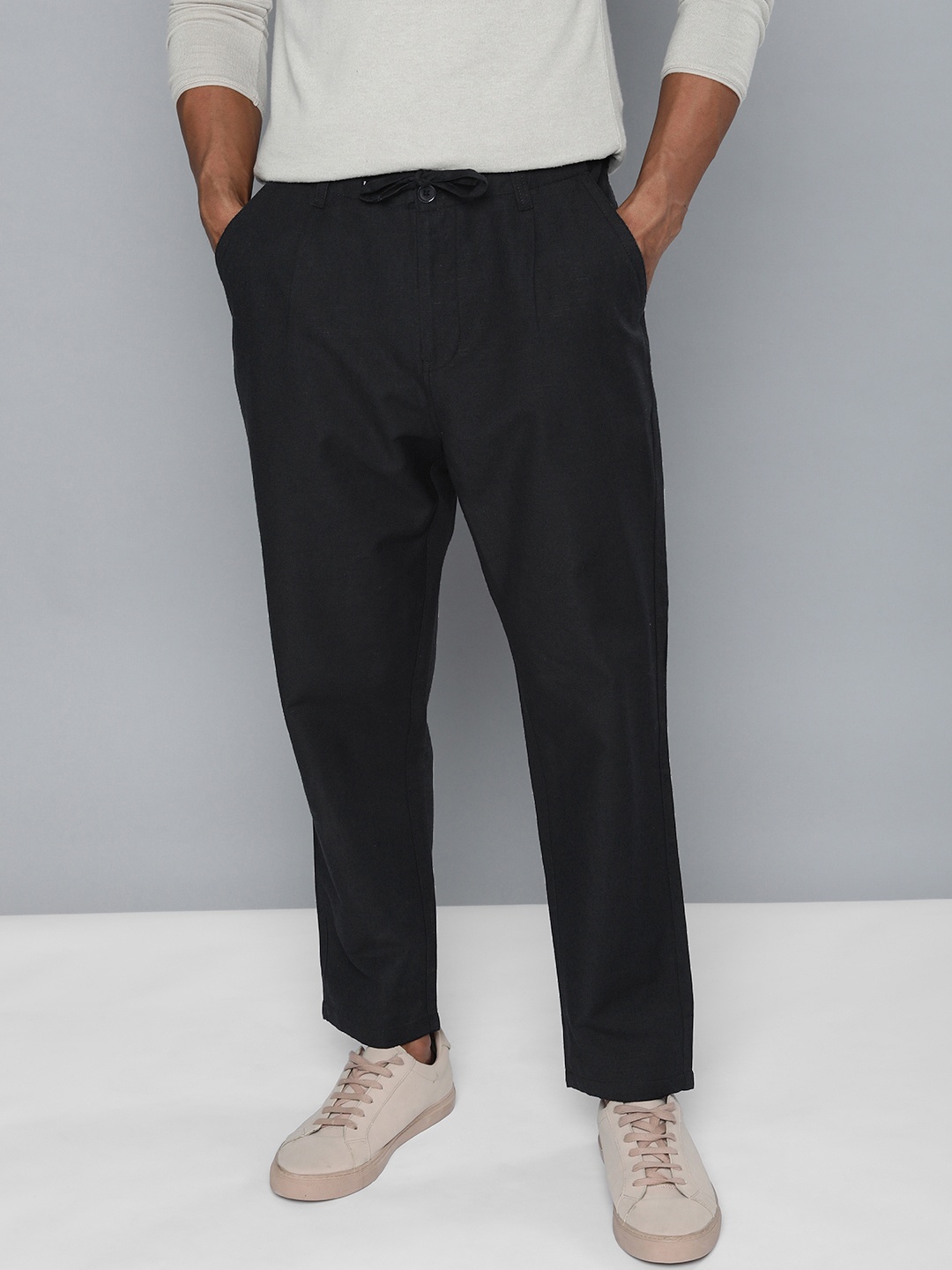 

ether Men Black Solid Tapered Fit Pleated Trousers