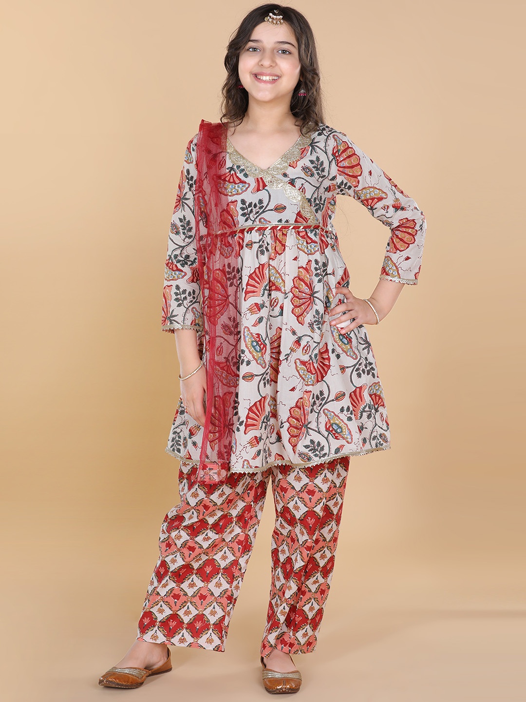 

ADIVA Girls Beige & Peach-Coloured Ethnic Motifs Printed Angrakha Gotta Patti Kurta Set