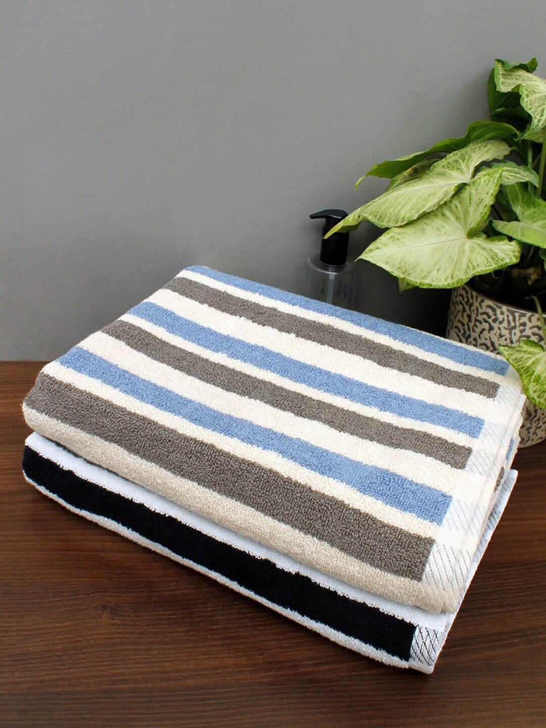 

AVI Living Set Of 2 Black & Grey Striped 500 GSM Pure Cotton Bath Towel