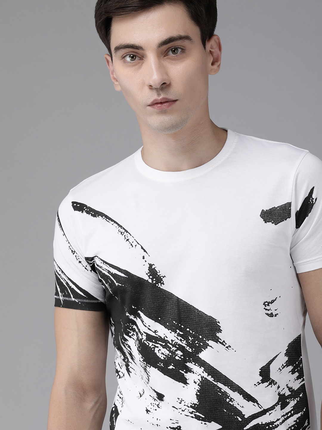 

BEAT LONDON by PEPE JEANS Men White Printed Cowl Neck Slim Fit Pure Cotton T-shirt