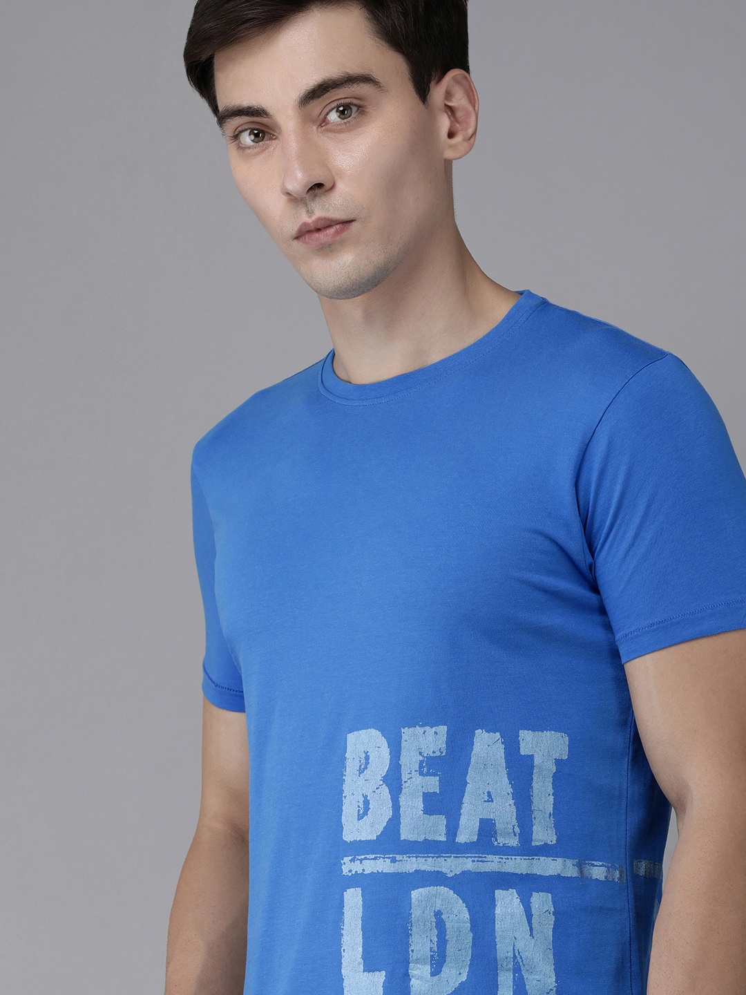 

BEAT LONDON by PEPE JEANS Men Blue Brand Logo Printed Cowl Neck Slim Fit T-shirt