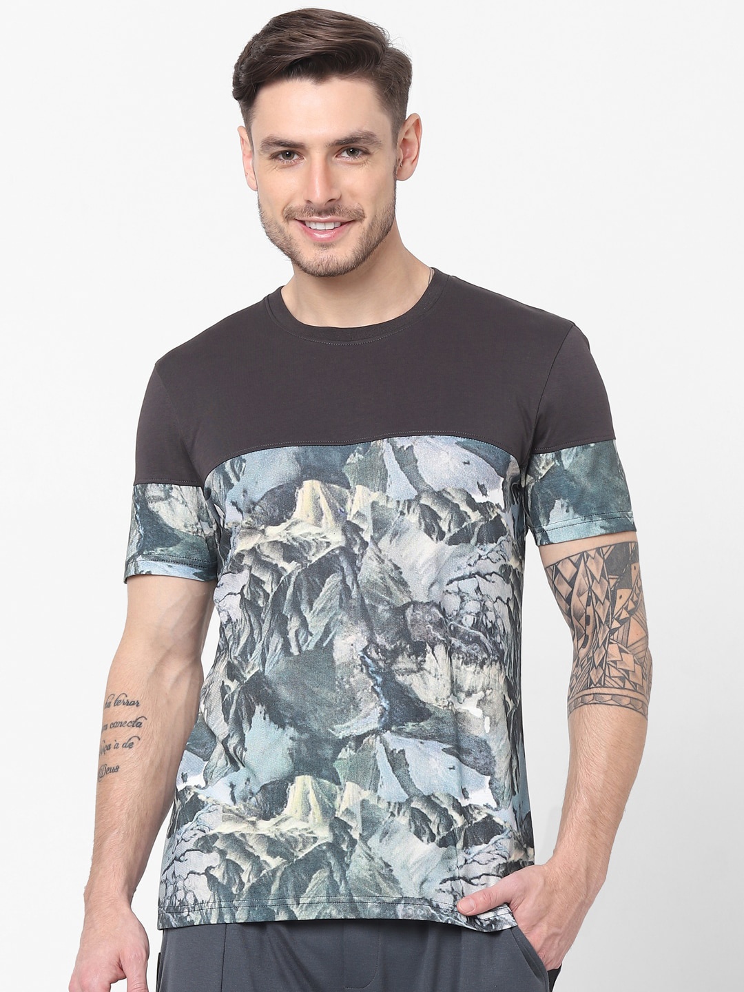 

Celio Men Black & Blue Printed T-shirt