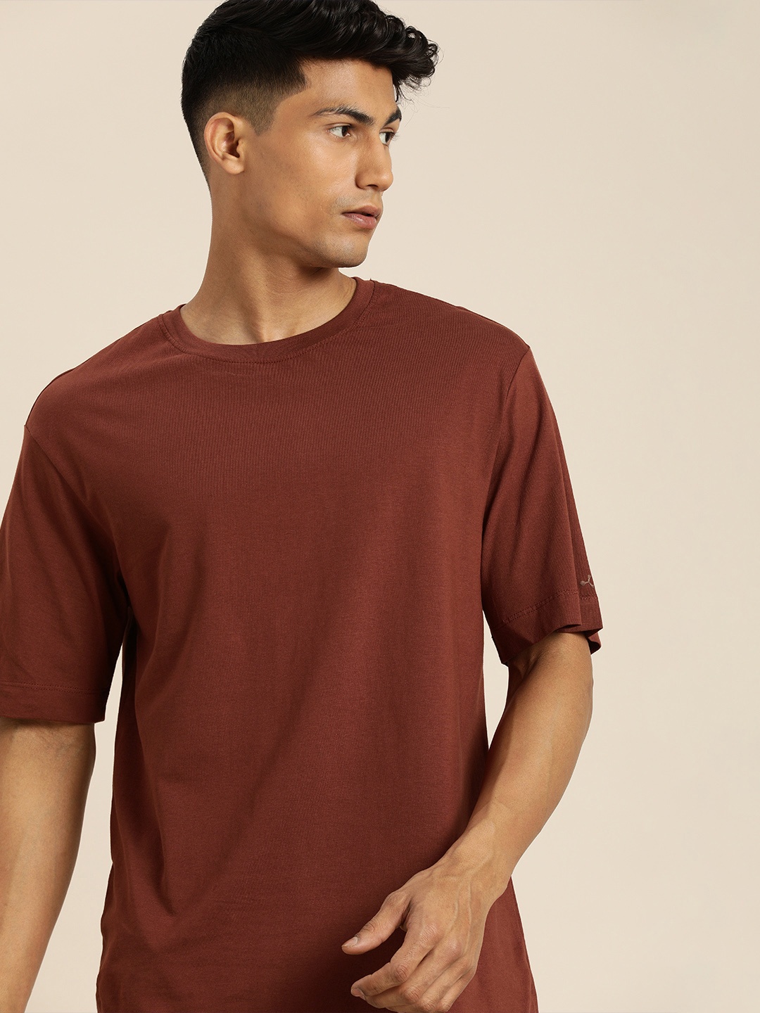 

ether Men Burgundy Solid Round Neck Pure Cotton Relaxed Fit T-shirt