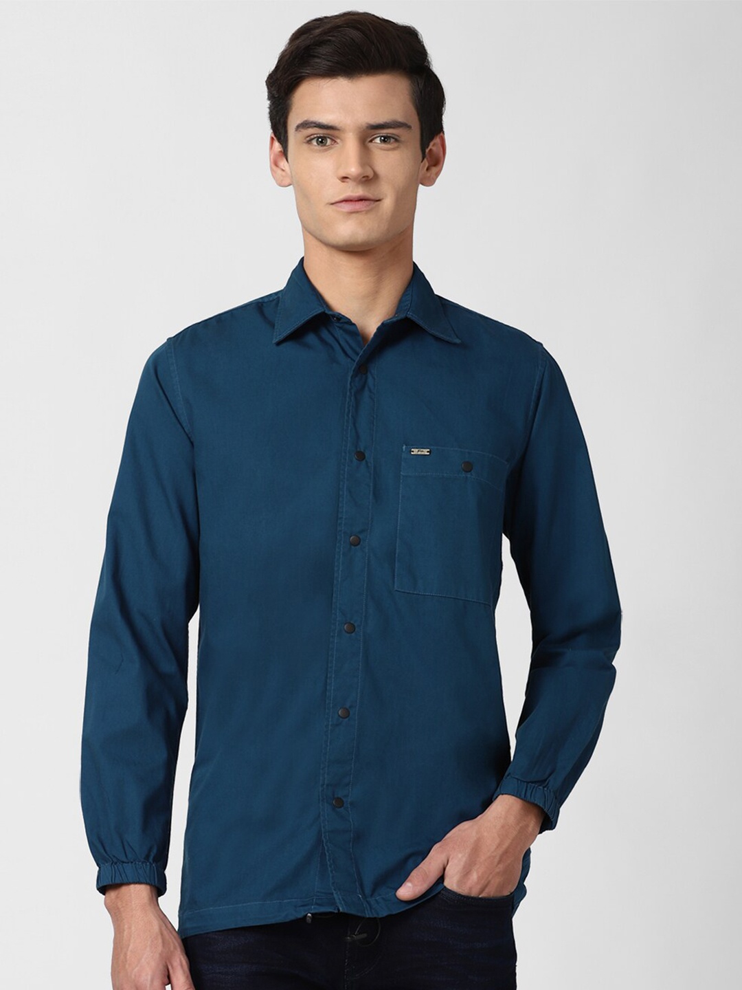 

Peter England Casuals Men Teal Solid Slim Fit Casual Shirt