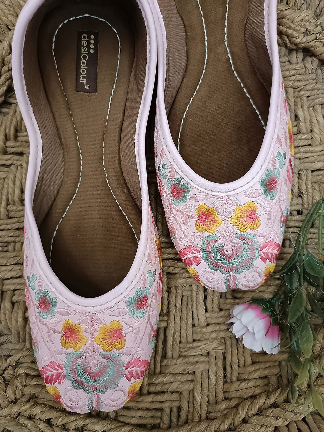 

DESI COLOUR Women Pink Printed Leather Ethnic Mojaris with Embroidered Flats