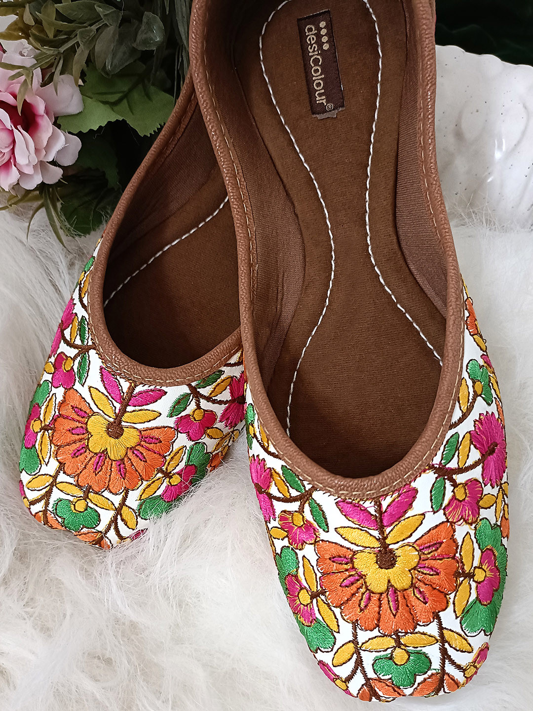 

DESI COLOUR Women Multicoloured Printed Ethnic Mojaris Flats, Multi