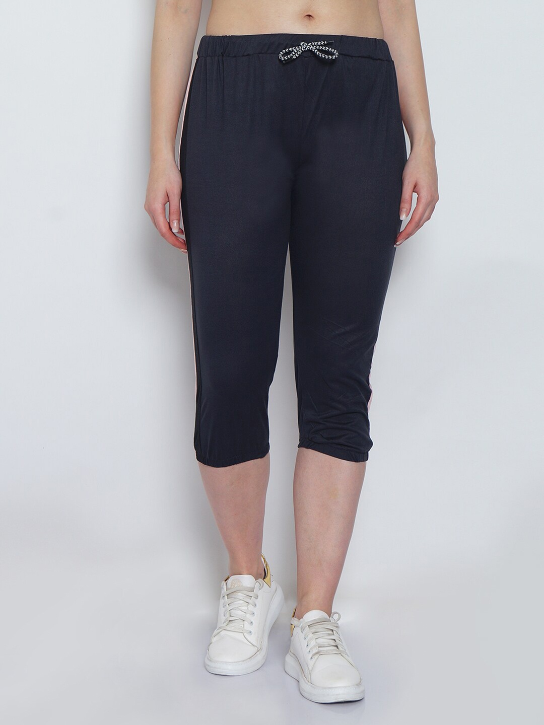 

GRACIT Women Grey Solid Slim Fit Capri
