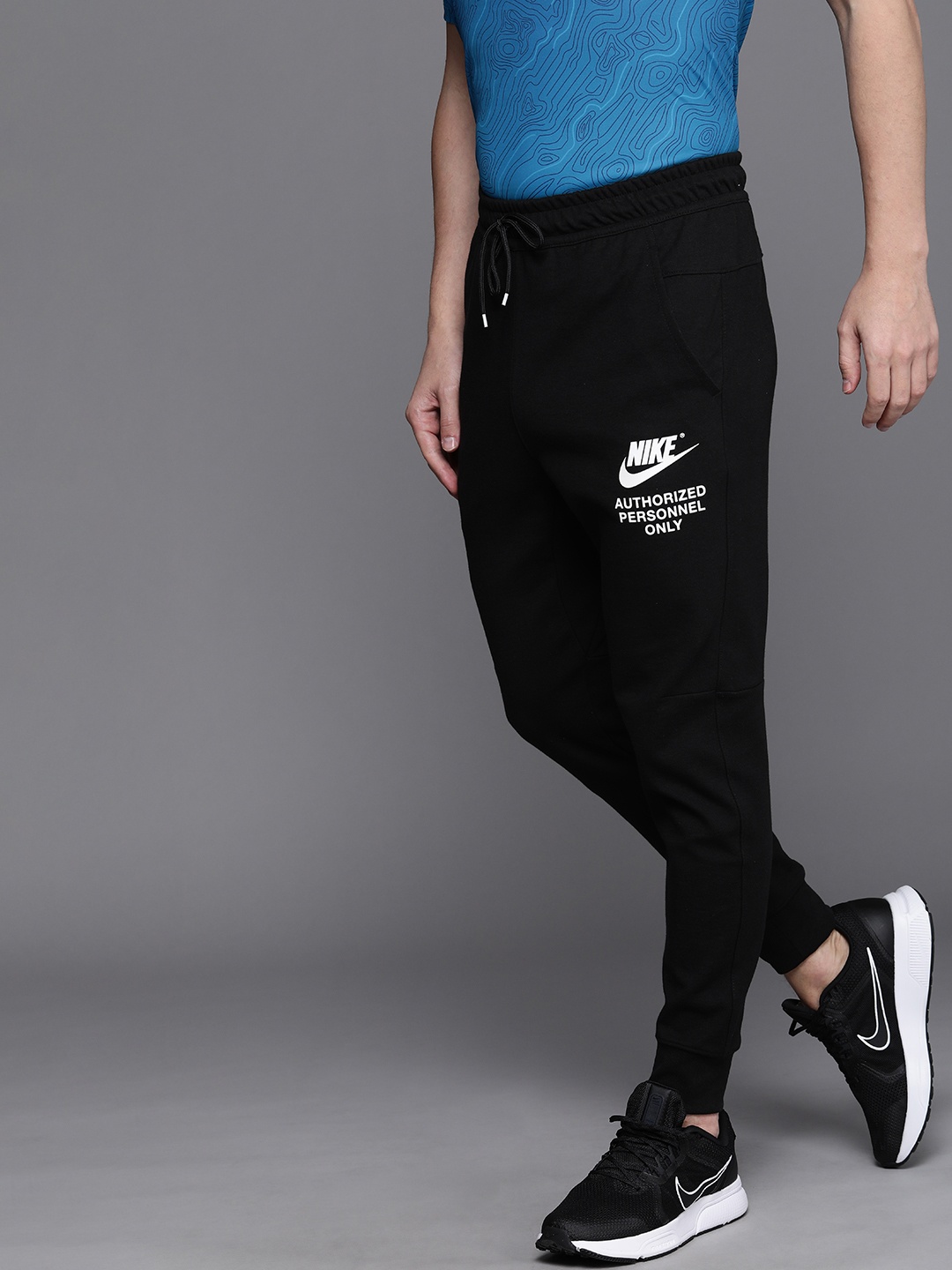 

Nike Men Black & White Printed Slim Fit Mid Rise Graphic Fleece Joggers