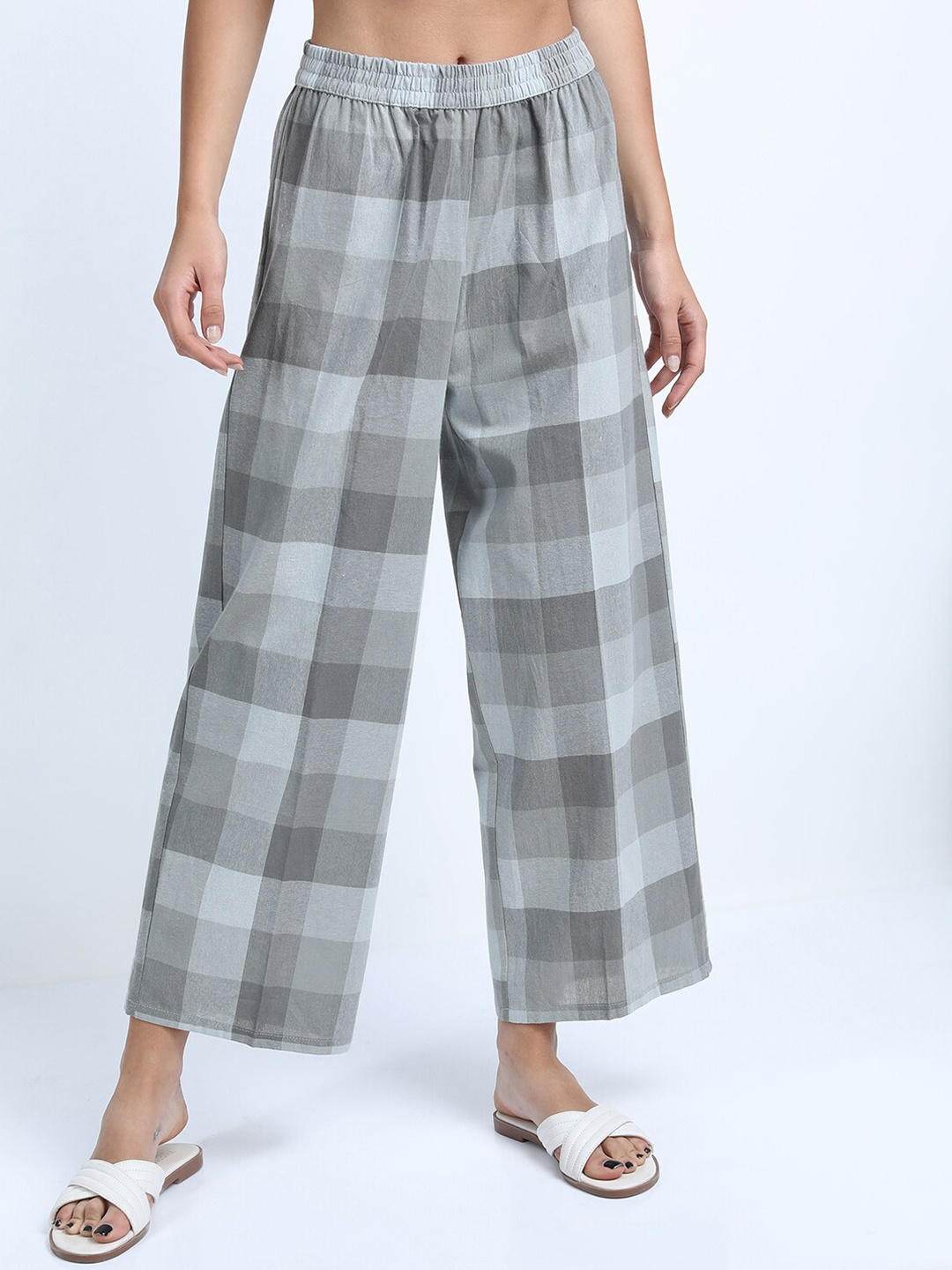 

Vishudh Women Grey Checked Regular Fit Palazzo