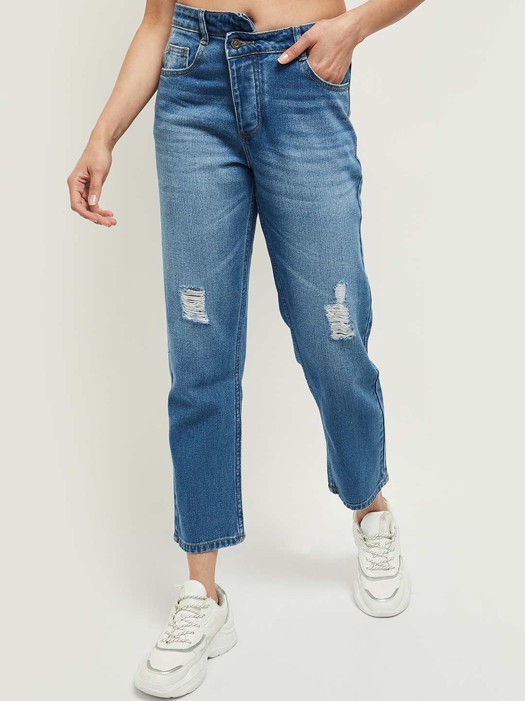 

max Women Blue Straight Fit Mildly Distressed Heavy Fade Cropped Jeans