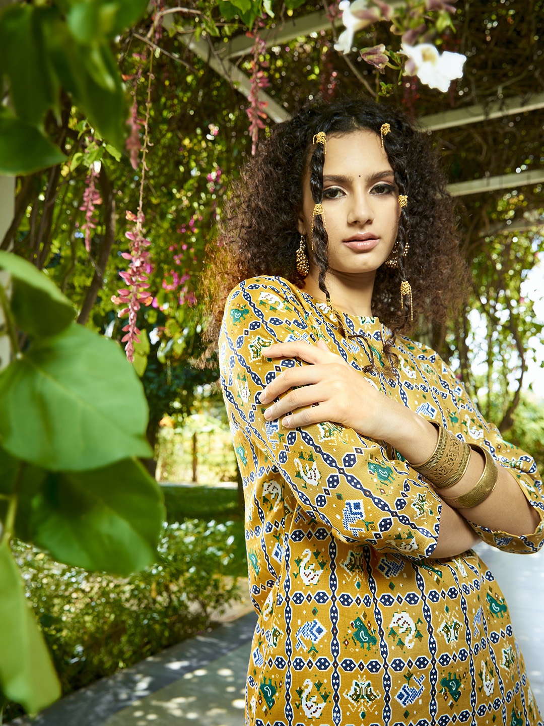 

Sangria Women Mustard Yellow & Navy Blue Ethnic Motifs Printed Kurta with Trousers
